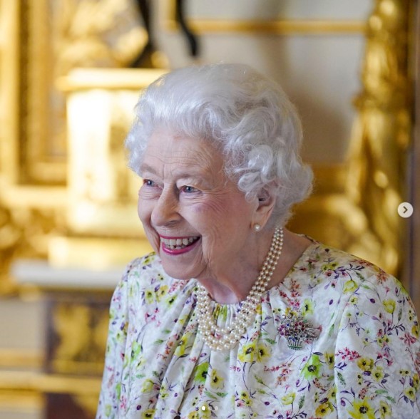 2022年3月、ウィンザー城で撮影された生前のエリザベス女王。女王が愛したウィンザー城には、今年も巨大クリスマスツリーが設置された（画像は『The Royal Family　2022年3月25日付Instagram「This week at Windsor Castle,」』のスクリーンショット）