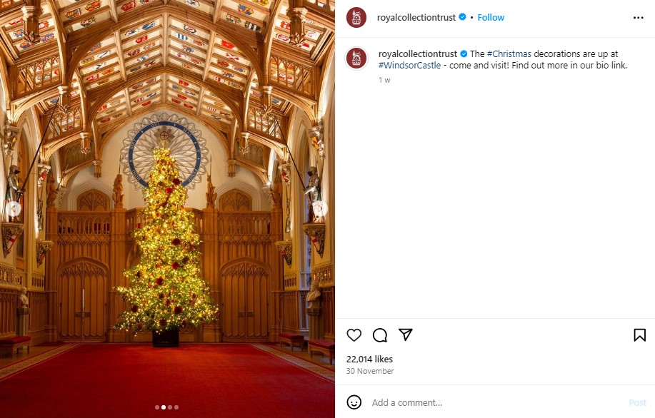 ウィンザー城の「セント・ジョージ・ホール」に設置されたクリスマスツリー。高さ6メートルの巨大なツリーは城の近くにある王立公園で育てられた（画像は『Royal Collection Trust　2023年11月30日付Instagram「The ＃Christmas decorations are up at ＃WindsorCastle」』のスクリーンショット）