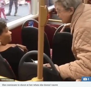 英ロンドンバスで2018年、高齢女性が別の乗客が座っていた席に「ここは私の席だからどきなさいよ！」と言い放つ。その姿には「迷惑な年寄り」といった声もあがっていた（画像は『The Sun　2018年7月12日付「SEAT SHOWDOWN Awkward moment OAP sits on bus passenger’s LAP after demanding ‘seat she sits in every day’」（NEWS DOG MEDIA）』のスクリーンショット）