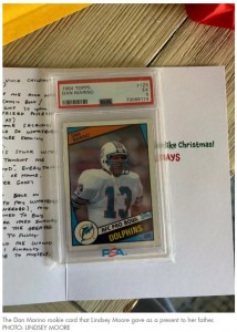 当時、テッドさんが売ったのは、大切にしていたNFL選手のカードだった。リンジーさんはその時と同じカードを買ってプレゼントした（画像は『People.com　2023年12月26日付「Daughter Surprises Dad by Buying Back Football Card He Sold 30 Years Ago」（PHOTO: LINDSEY MOORE）』のスクリーンショット）