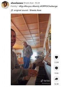 米カリフォルニア州在住の女性は2021年10月、自身がピアノを弾く動画を投稿。それを聞いていたのは認知症の影響で孫を忘れてしまった祖父だったが、“サムズアップ”のポーズで反応していた（画像は『Sheela Awe　2021年10月24日付TikTok「Family」』のスクリーンショット）