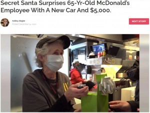 米アイダホ州のマクドナルドでフルタイムで働く65歳の女性。2020年11月にシークレットサンタから新車をプレゼントされ、サプライズに涙していた（画像は『InspireMore.com　2020年12月24日付「Secret Santa Surprises 65-Yr-Old McDonald’s Employee With A New Car And ＄5,000.」（YouTube）』のスクリーンショット）