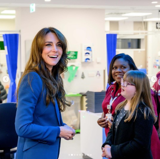 エヴェリーナ・ロンドン小児病院の新病棟を訪問したキャサリン皇太子妃。「アレキサンダー・マックイーン」のサファイアブルーのパンツスーツを着用していた（画像は『The Prince and Princess of Wales　2023年12月5日付Instagram「Proud to be the Patron of Evelina Children’s Hospital and to open the new Children’s Day Surgery Unit this afternoon.」』のスクリーンショット）
