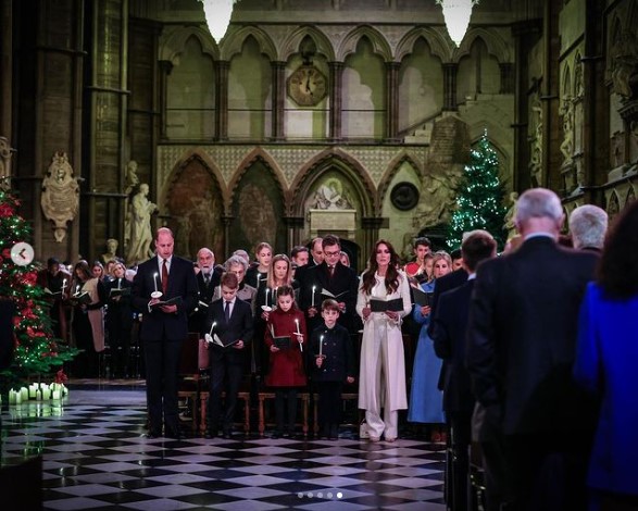クリスマス礼拝で賛美歌を合唱するウィリアム皇太子一家。今回はルイ王子が礼拝デビューを果たした（画像は『The Prince and Princess of Wales　2023年12月18日付Instagram「Such a special evening with ＠earlychildhood here at Westminster Abbey,」』のスクリーンショット）