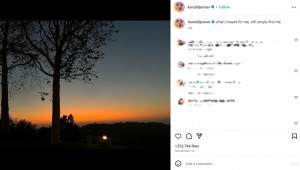 ケンダルが11月に公開した夕焼けを写した風景写真。投稿には謎めいたメッセージが記されている（画像は『Kendall　2023年11月14日付Instagram「what’s meant for me, will simply find me」』のスクリーンショット）