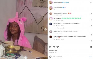 キムが11月に公開したシカゴちゃんのプライベートショット。ピンクのユニコーンのワンジーを着て微笑んでいる（画像は『Kim Kardashian　2023年11月28日付Instagram』のスクリーンショット）