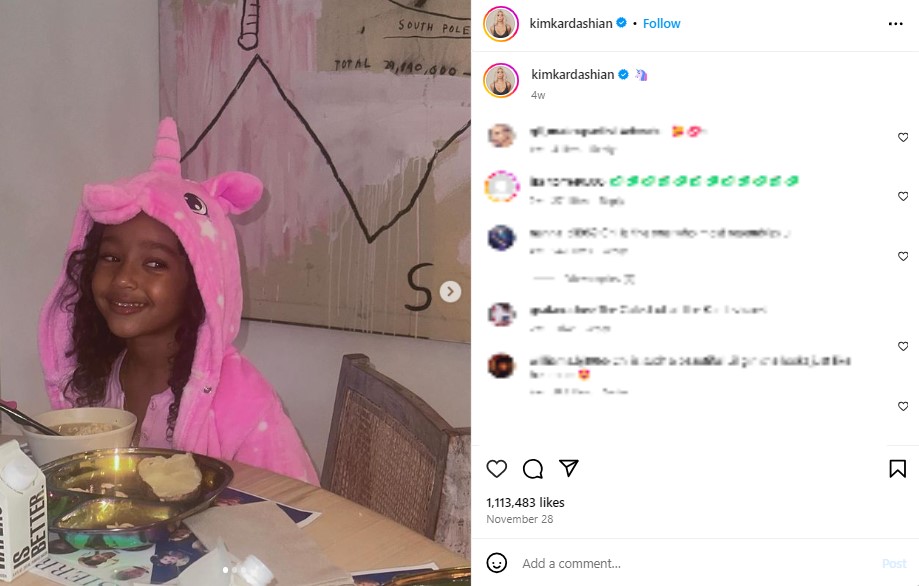 キムが11月に公開したシカゴちゃんのプライベートショット。ピンクのユニコーンのワンジーを着て微笑んでいる（画像は『Kim Kardashian　2023年11月28日付Instagram』のスクリーンショット）