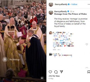 戴冠式でウィリアム皇太子と儀式を行うチャールズ国王。リハーサルでは親子がジョークを交えるなど微笑ましい様子だったという（画像は『The Royal Family　2023年5月6日付Instagram「Homage from The Prince of Wales」』のスクリーンショット）