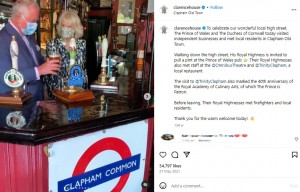 2021年、ロンドン南部にあるパブを訪問したチャールズ皇太子とカミラ夫人（ともに当時）。ビールのパイントグラスを持つ手指の太さに注目が集まった（画像は『Clarence House　2021年5月27日付Instagram「To celebrate our wonderful local high street,」』のスクリーンショット）