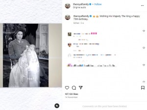 1948年11月に生まれたチャールズを抱くエリザベス女王。赤ちゃんの指が「興味深い形をしている」と感じていたそうだ（画像は『The Royal Family　2023年11月14日付Instagram「Wishing His Majesty The King a happy 75th birthday.」』のスクリーンショット）