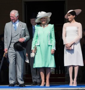 チャールズ皇太子とカミラ夫人（ともに当時）とともに、王室メンバーとして初公務を行ったメーガン妃。左手首には、義理の父から贈られたブレスレットを着けていた（画像は『Clarence House　2018年8月4日付Instagram「‪Wishing HRH The Duchess of Sussex a very Happy Birthday」』のスクリーンショット）