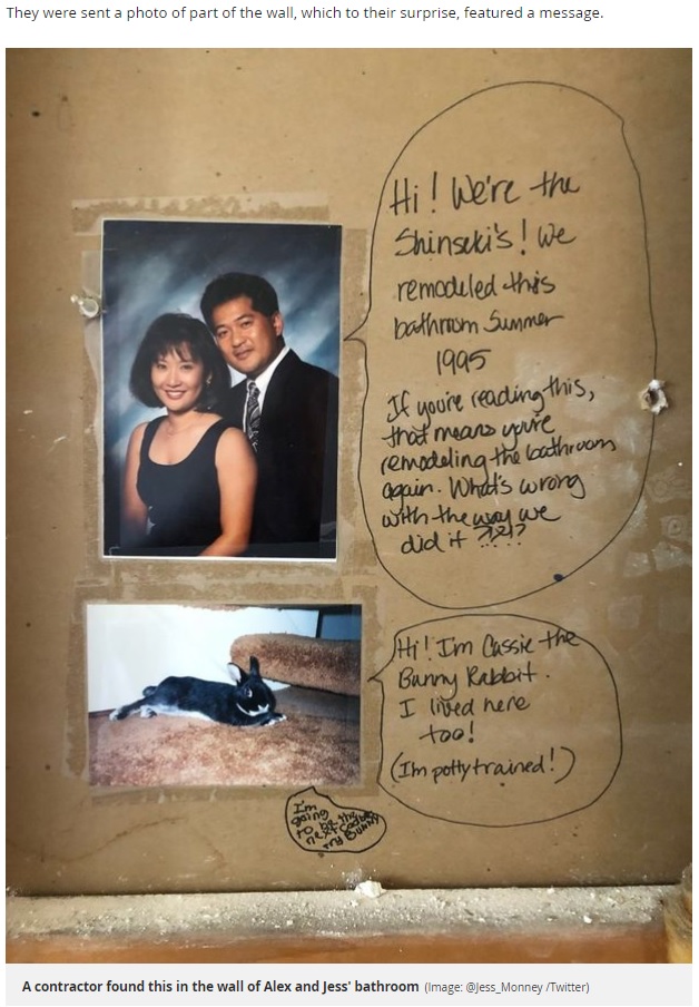 米カリフォルニア州在住の夫婦は2018年、自宅の浴室をリフォームした際に壁から23年前に残されたメッセージを発見。それは前の住人からで「このバスルームは1995年の夏に私たちがリフォームしました。私たちのリフォーム、どこかまずかった？」と書かれていた（画像は『Mirror　2018年7月4日付「Couple uncover something unusual hidden in their bathroom wall by previous home owners」（Image: ＠Jess_Monney /Twitter）』のスクリーンショット）