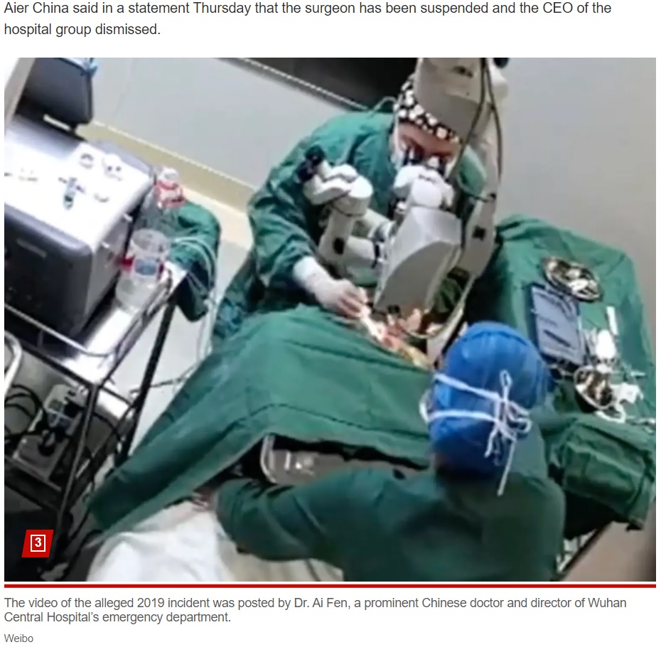 中国で目の手術をした女性患者の頭を殴る医師。当時の動画が拡散され、怒りの声が多数あがった（画像は『New York Post　2023年12月22日付「Video of Chinese doctor punching elderly patient in head during surgery sparks outrage」（Weibo）』のスクリーンショット）