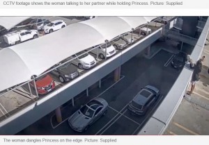 オーストラリアで2022年4月、ショッピングモールの2階駐車場から飼い犬を投げ落とした女。今年12月に動物虐待などの罪で1年の有罪判決が言い渡された（画像は『News.com.au　2023年12月20日付「Woman throws dog Princess off the top of a Westfield car park in Perth」（Picture: Supplied）』のスクリーンショット）