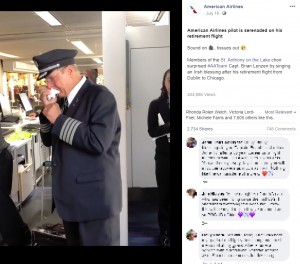 2019年6月、最後のフライトを終えて降機したアメリカン航空のパイロット。ボーディング・ブリッジを渡り終えるとコーラス隊に温かい歌で迎えられた。これは一緒に働いてきたクルーらが機長に用意したサプライズプレゼントだったという（画像は『American Airlines　2019年7月18日付Facebook「American Airlines pilot is serenaded on his retirement flight」』のスクリーンショット）