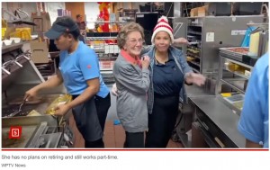 53年間も真面目に働き続けるバーバラさんを、同僚たちは“レジェンド”と呼び、店舗でパーティーを開いてお祝いした（画像は『New York Post　2023年12月27日付「I’ve worked at McDonald’s for 53 years ― people call me a ‘McLegend’」（WPTV News）』のスクリーンショット）