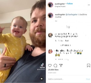 米テキサス州で2021年1月、生後9か月の赤ちゃんが父親に上手～く乗せられて初めて「ダダ（パパ）」と言った様子が捉えられて、「あまりにもキュート！」と話題になっていた（画像は『Austin Miles Geter　2021年1月21日付Instagram「＠charliegeter ‘s bedtime routine」』スクリーンショット）