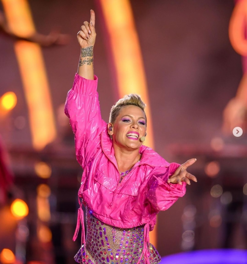 エネルギッシュなステージを披露するP!NK　ファンに外見を批判されるも痛烈にやり返した（画像は『SoFi Stadium　2023年10月6日付Instagram「“So What”… Summer is over!」』のスクリーンショット）