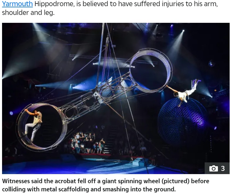 「死の大車輪」と呼ばれる命がけのパフォーマンスを披露していた2人の団員。うち1人が回転する輪の上から転落した（画像は『The Sun　2023年12月14日付「TERRIFYING PLUNGE Great Yarmouth circus: Horror as Hippodrome acrobat falls 33ft from ‘giant wheel of death’ suffering ‘broken bones’」』のスクリーンショット）