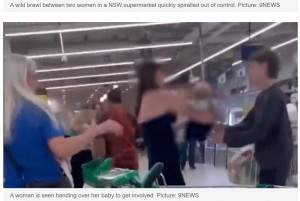 豪ニューサウスウェールズ州のスーパーで今年6月、買い物客同士の喧嘩が勃発。抱いていた子どもを預けて参戦する母親に驚きの声があがっていた（画像は『news.com.au　2023年6月7日付「Shocking fight caught on camera at Tamworth Woolworths」（Picture: 9NEWS）』のスクリーンショット）