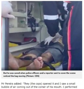 ブラジルのある路上で2021年6月、オートバイを運転中だった男性が事故に遭い、その場で死亡が確認された。その後、地元メディアのスタッフが現場で取材を行うと、亡くなった男性が入った遺体袋が動いていることに気付いたという（画像は『Metro　2021年7月2日付「Man pronounced dead filmed moving in body bag after motorbike crash」（Picture: CEN）』のスクリーンショット）