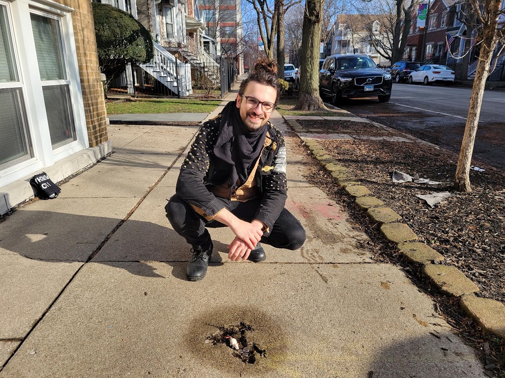 米シカゴ在住のウィンズローさんが、コンクリートの歩道で見つけたネズミ型のくぼみをSNSに投稿したところ、注目を集めた（画像はウィンズロー・ドゥメインさん提供）