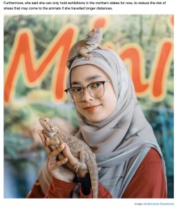 ヘビ、イグアナ、サソリなど40匹以上を飼育するマレーシアの女性。彼女は2016年に移動式ふれあい動物園をスタートし、自慢のペットたちを一般公開しているそうだ（画像は『SAYS　2023年5月8日付「22-Year-Old Starts Her Own Mobile Petting Zoo To Educate The Public About Exotic Animals」（Image via Bernama （Facebook））』のスクリーンショット）