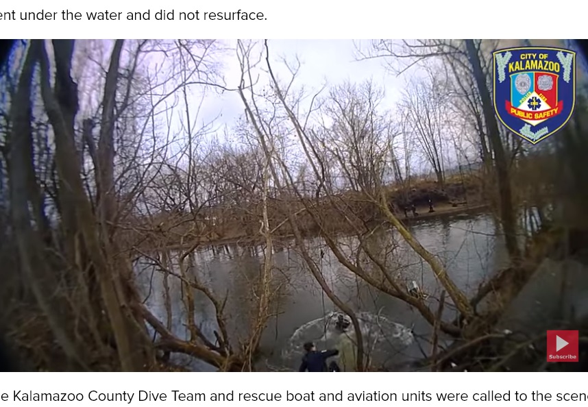 駆けつけた警察官2人が川に飛び込むも、男は力尽き沈んで姿が見えなくなった。そして二度と浮上することはなかった（画像は『WZZM 13　2024年1月2日付「‘He looks like he’s drowning’ | Body cam footage shows man fleeing police by jumping into Kalamazoo River」』のスクリーンショット）