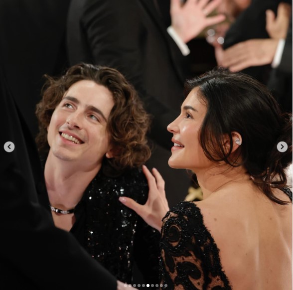ティモシー・シャラメのブレザーに触れながら、笑顔を見せるカイリー・ジェンナー。2人はカップルとしてとても幸せそうだ（画像は『CBS　2024年1月7日付Instagram「And that’s a wrap on the ＃GoldenGlobes!」』のスクリーンショット）