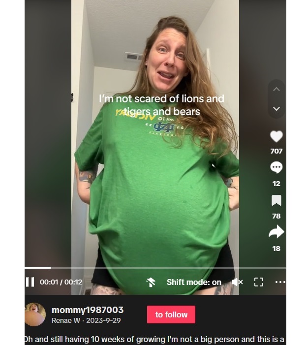 今から2年前、TikTokで妊娠後期の大きなお腹を披露し「まるで8つ子を妊娠したかのようだ」と注目されたレネイさん。昨年7人目の赤ちゃんを妊娠し「さらにパワーアップした」と話題に（画像は『Renae W　2023年9月29日付TikTok「Oh and still having 10 weeks of growing I’m not a big person and this is a 4x mens T-shirt」』のスクリーンショット）