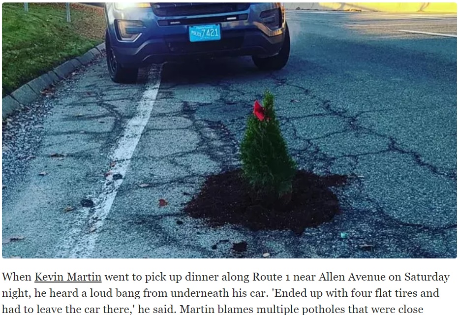 米マサチューセッツ州で2020年11月、道路の穴にクリスマスツリーが植えられる。市に何度も道の補修を依頼するも全く市が動かないことに対する抗議活動だった（画像は『News Break　2020年11月10日付「Man plants Christmas trees in North Attleborough potholes」』のスクリーンショット）