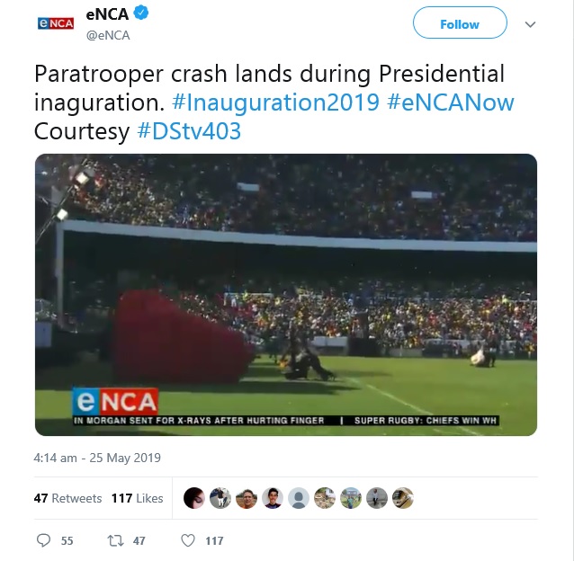 南アフリカで式典のハプニングと言えば、2019年5月に行われたシリル・ラマポーザ大統領就任式だろう。パラシュート部隊の1名が着地に失敗していた（画像は『eNCA　2019年5月25日付X「Paratrooper crash lands during Presidential inaguration.」』のスクリーンショット）