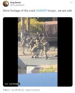 南アフリカで2021年7月、軍用トラックに乗り込めない隊員の姿がSNSに投稿される。この隊員について「不適格ではないか」と非難の声があがっていた（画像は『Greg Davies　2021年7月27日付X「More footage of the crack ＃SANDF troops , we are safe .」』のスクリーンショット）
