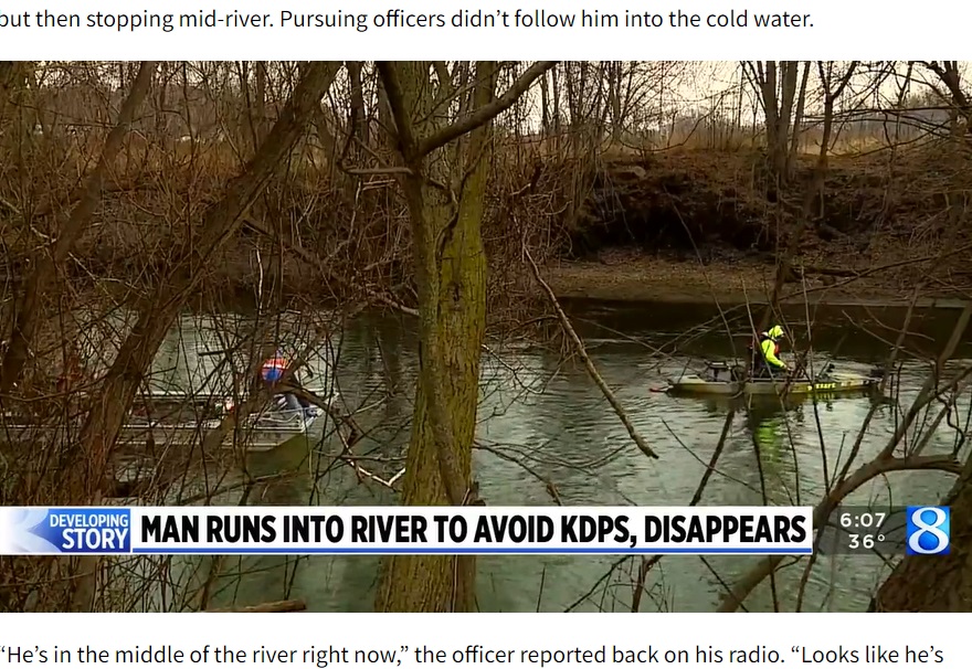 現場では空からだけでなく、レスキューボート、カヤック、ダイビングチームによる捜索が行われたが、翌日になっても男を発見することはできなかった（画像は『WOOD-TV　2024年1月2日付「Bodycam video: Man runs into river to avoid KDPS, disappears」』のスクリーンショット）