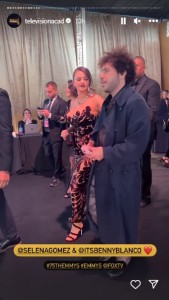 隣を歩くベニー・ブランコの肩に手をかけるセレーナ・ゴメス。2人は現在、順調な交際を続けているようだ（画像は『Emmys / Television Academy　2024年1月15日付Instagram』のスクリーンショット）