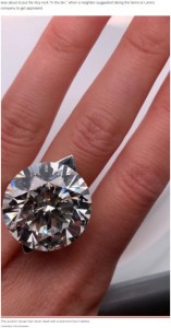 イギリス在住の女性が2021年、自宅を掃除していた際にダイヤモンドの指輪を発見。「キュービックジルコニアか人工のダイヤ」と女性は思っていたが、鑑定してもらうと約3億1千万円ほどの価値と判明した（画像は『New York Post　2021年10月29日付「Woman nearly discards diamond worth ＄3M after mistaking it for toy」（Featonby’s Auctioneers）』のスクリーンショット）