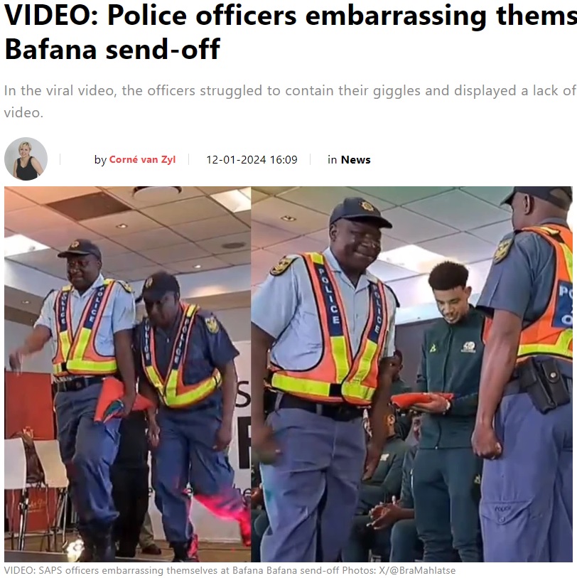 静粛な儀式のはずだが…制服の上にオレンジと黄色のベストを着用したまま登壇した警察官2人（画像は『The South African　2024年1月12日付「VIDEO: Police officers embarrassing themselves at Bafana Bafana send-off」（Photos: X/＠BraMahlatse）』のスクリーンショット）