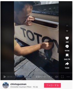 メキシコ在住の男性が2023年10月、愛車に「TOYOTA」のステッカーを貼り付ける様子を投稿。順番を間違えて「TOTOYA」になってしまった（画像は『Christofer Guzman Piñon　2023年10月26日付TikTok「La TOTOYA」』のスクリーンショット）