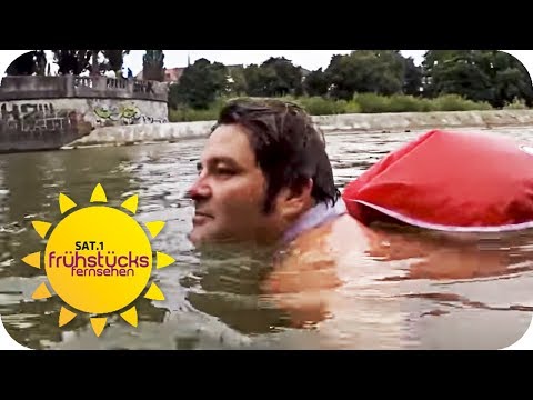 ドイツのミュンヘンで、川を泳いで通勤する男性。2017年、市内を流れる川を毎日2km泳いでいることが伝えられた（『Frühstücksfernsehen　YouTube「PENDELN durch die ISAR | SAT.1 Frühstücksfernsehen | TV」』より）