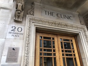 ドアの上に掲げられた「THE　CLINIC」の文字がこの名医街の象徴であることを物語っている（撮影：テックインサイト寺前郁美）