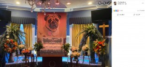 米ペンシルベニア州在住の牧師は2021年、亡くなった愛犬のために豪華な葬儀をあげた。会場には愛犬の巨大な遺影が設置されていた（画像は『Tim Beville Jr.　2021年5月5日付Facebook「Thank you to everyone that came out tonight to say goodbye to Dexter!」』のスクリーンショット）