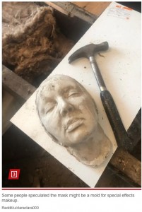 デスマスクの主は中年女性とみられ、片目がうっすらと開いていたという（画像は『New York Post　2024年1月26日付「I moved into a Victorian-era home ― and found this ‘death mask’ in the floor」（Reddit/u/claraclara000）』のスクリーンショット）