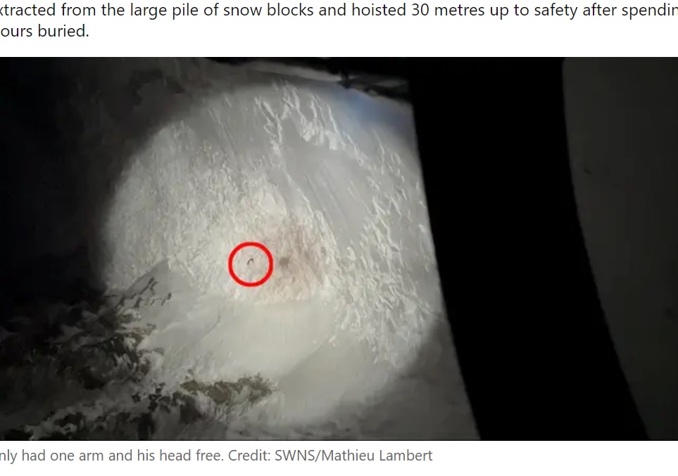 スイスで2023年2月、救難ヘリコプターが雪の中から突き出した1本の腕を捉えた。これにより雪崩で埋もれた男性を救出できたという（画像は『LADbible　2023年3月3日付「Incredible moment rescuers spot missing hiker’s hand waving from under snow」（Featured Image Credit: SWNS/Mathieu Lambert）』のスクリーンショット）