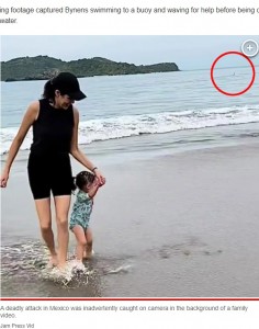 メキシコのビーチで2023年12月、76歳の男性がサメかワニの襲撃を受けて死亡した。男性が襲われているのに気付いたのは、たまたま砂浜で撮影をしていた家族だった（画像は『New York Post　2023年12月21日付「Video accidentally captures deadly ‘shark attack’ on Mexico vacation」（Jam Press Vid）』のスクリーンショット）