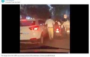 印ケララ州の道路で2020年11月、患者を乗せて病院に急ぐ救急車がなかなか前に進むことができなかった。するとインド交通警察の男性が、車やバイクの運転手に声をかけながら救急車のために道を作っていた（画像は『Hindustan Times　2020年11月5日付「Cop in Hyderabad runs through heavy traffic to clear way for ambulance. Watch」（Twitter/＠AddlCPTrHyd）』のスクリーンショット）