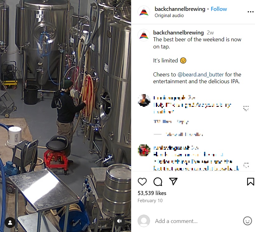 米ミネソタ州にある醸造所「Back Channel Brewing Co」でタンクの前に立っていた男性。その後、とんだ事態に巻き込まれることに（『Back Channel Brewing　Instagram「The best beer of the weekend is now on tap.」』より）