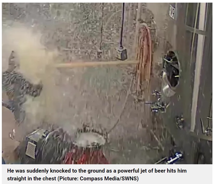 ビールの直撃を受けた男性は、吹き飛ばされて地面に倒れてしまった。幸いにも怪我はなかったようだ（『Metro　「Moment brewer is blasted by stream of beer that sends him flying」（Picture: Compass Media/SWNS）』より）