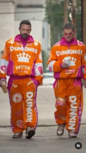 “ダンキングス”のロゴ入りジャージを着て歩くベン・アフレックとマット・デイモン。2人は私生活でも長年にわたり友人関係にある（『Dunkin’　Instagram「You think they’ll let us sell these track suits?」』より）