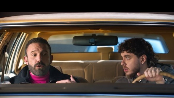 ダンキンドーナツのCMに出演したベン・アフレック。車の中で、ラッパーのジャック・ハーロウと会話している（『Dunkin’　Instagram「caption this」』より）