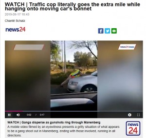 南アフリカで2019年9月、運転中に携帯電話を使用していた女を警察官が停車させた。すると女は車を走らせて逃げようとしたため、警察官がボンネットに飛び乗ると女はそのまま走行したという（画像は『News24　2019年9月17日付「WATCH | Traffic cop literally goes the extra mile while hanging onto moving car’s bonnet」』のスクリーンショット）